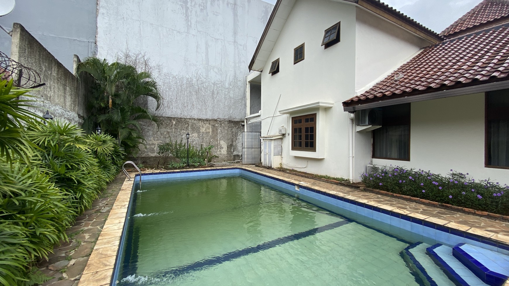 BEAUTIFUL AND COZY HOUSE AT KUNINGAN AREA, JAKARTA SELATAN