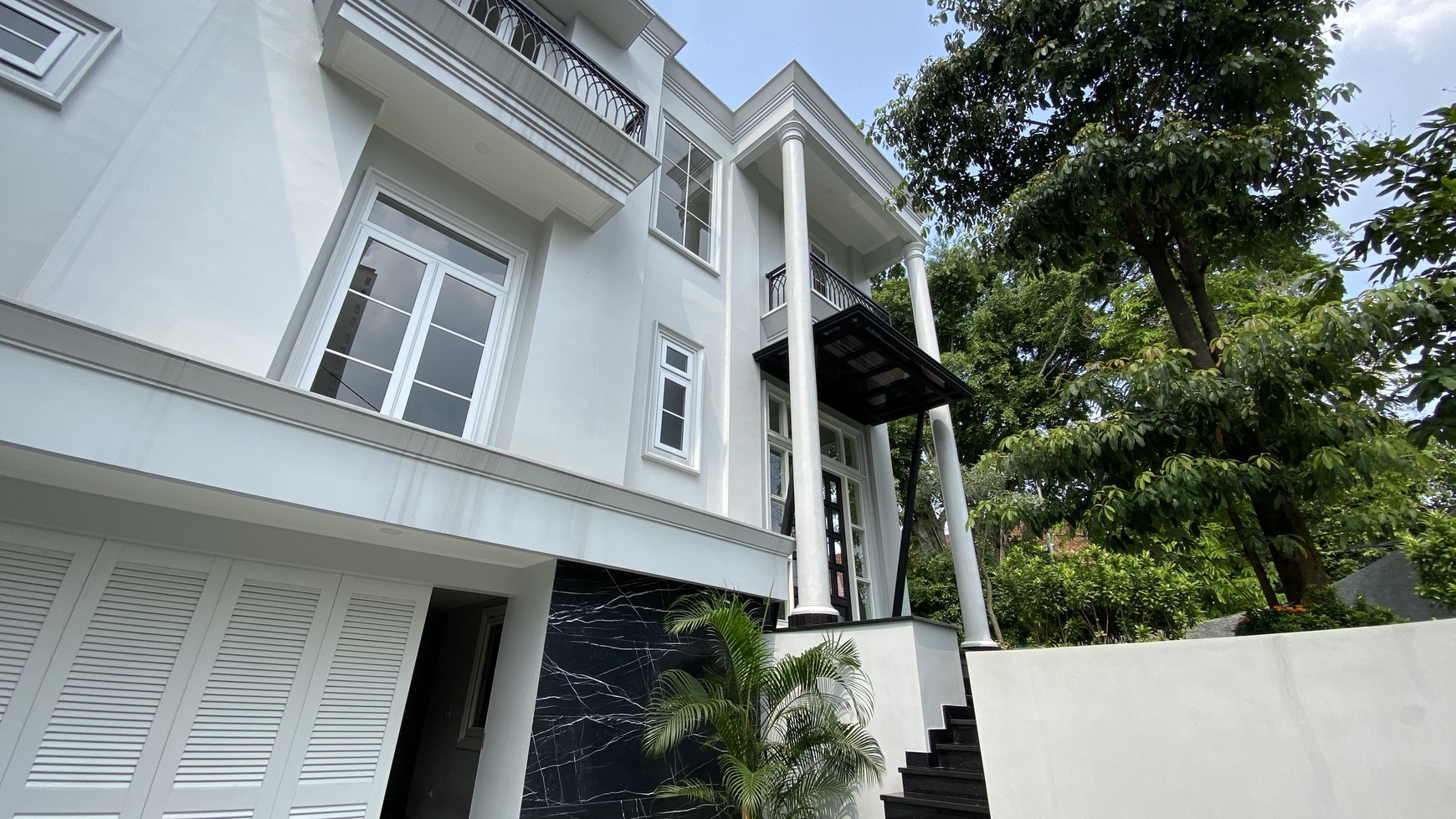 RUMAH MEWAH BARU DESIGN MODERN KLASIK DI BRAWIJAYA, JAKARTA SELATAN