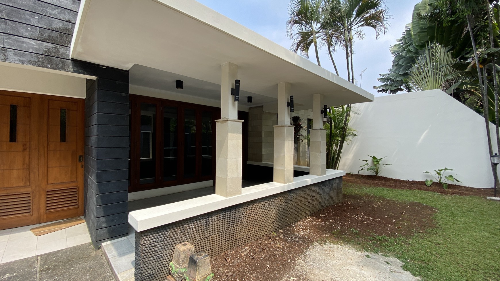 Beautiful house with big backyard in kemang