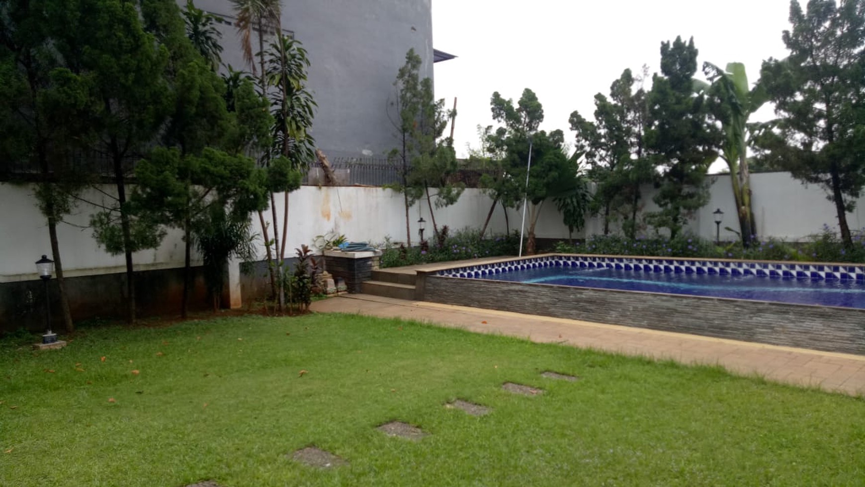 Beautiful house with big backyard in kemang