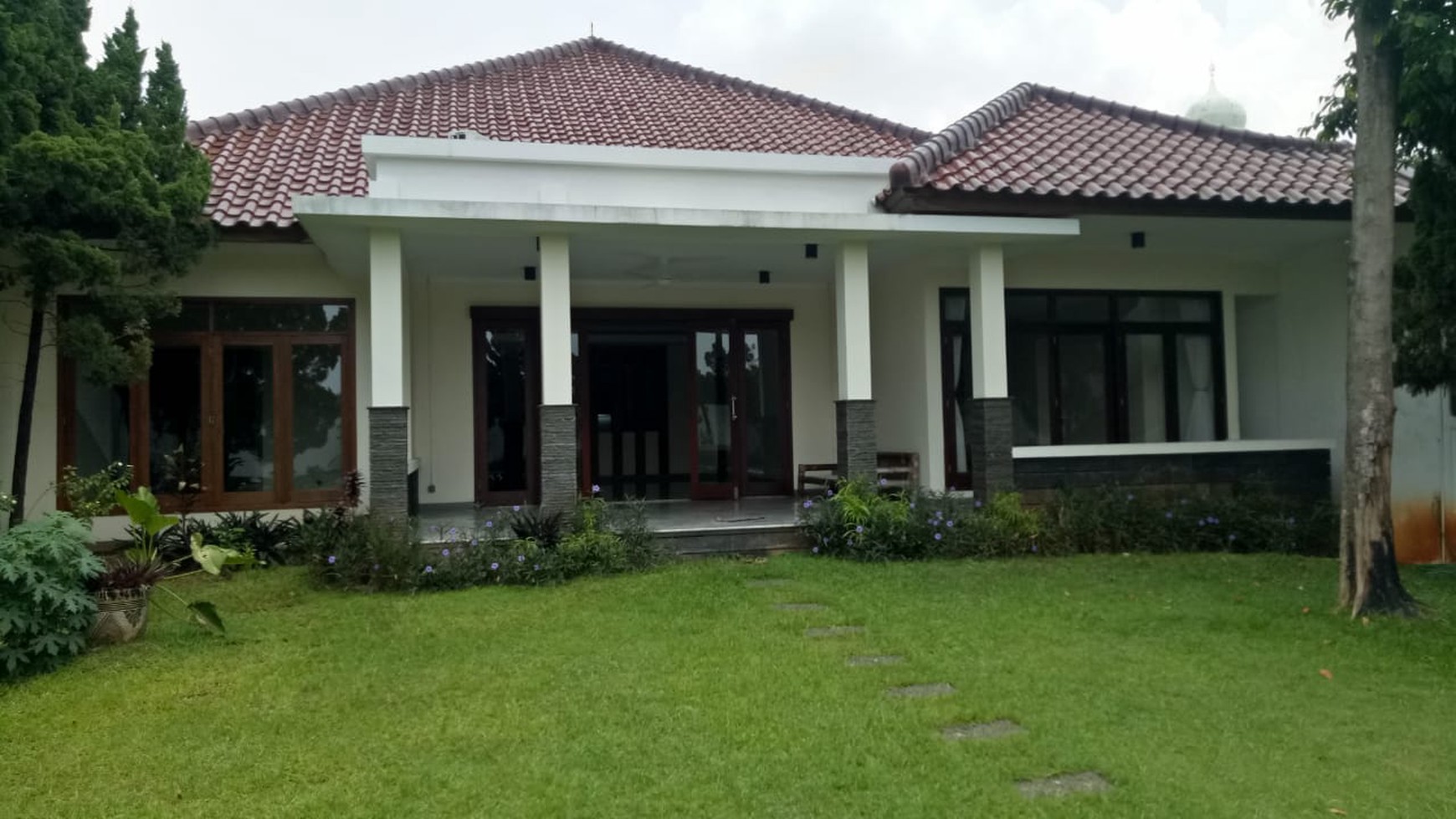 Beautiful house with big backyard in kemang