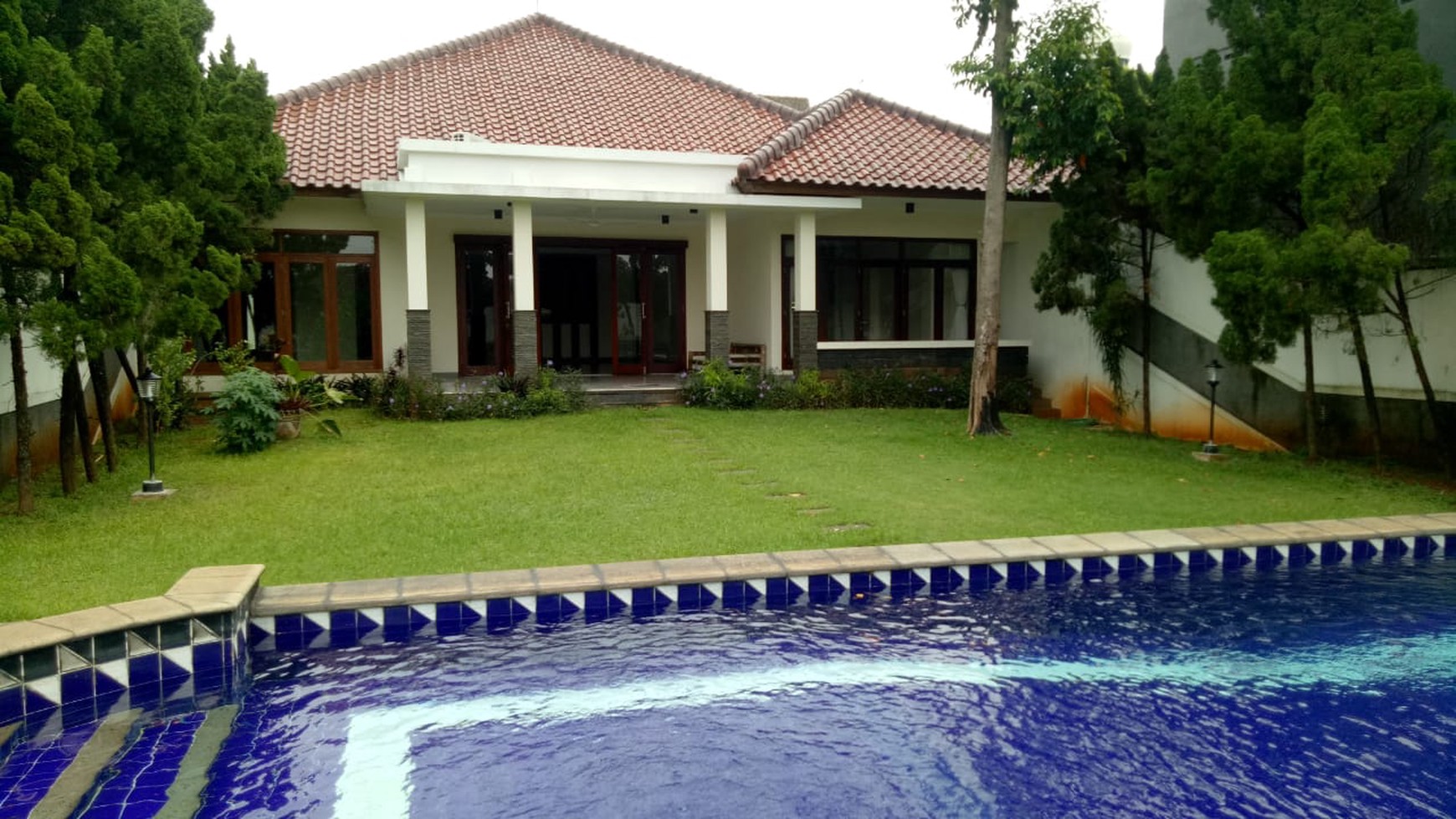 Beautiful house with big backyard in kemang