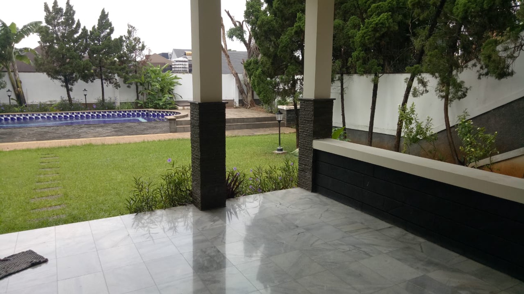 Beautiful house with big backyard in kemang