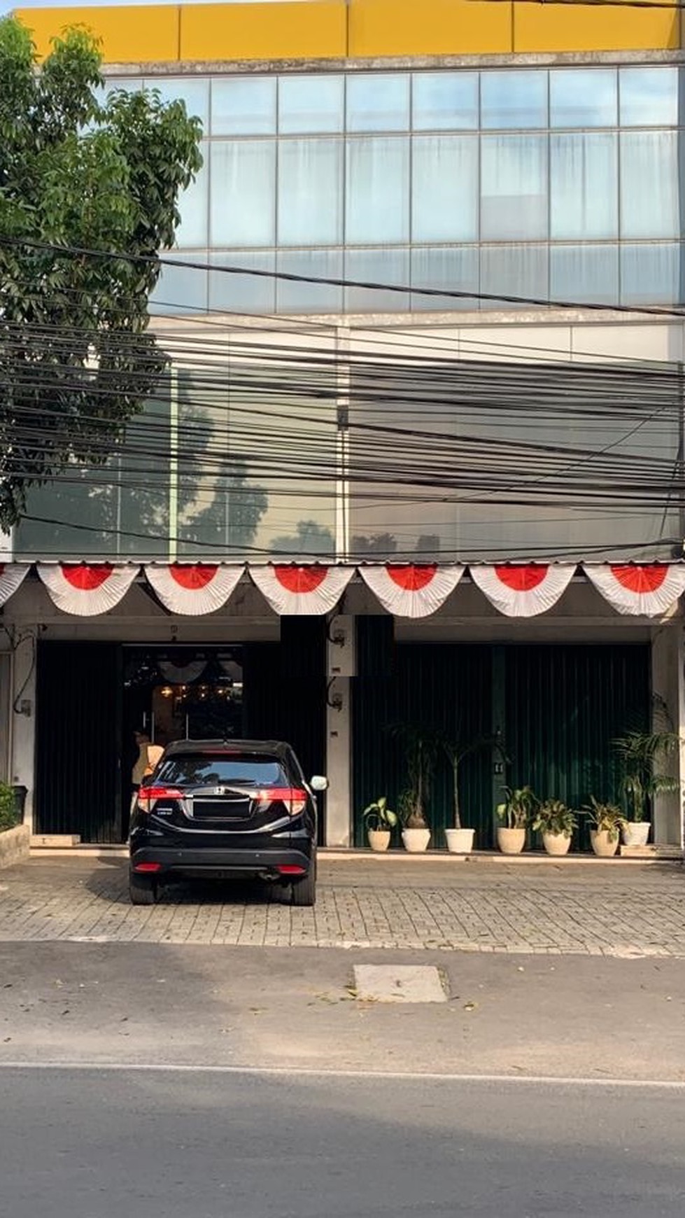 Ruko bagus, cocok untuk usaha maupun office&#x2026;. lokasi  strategis pingir jalan raya di Veteran