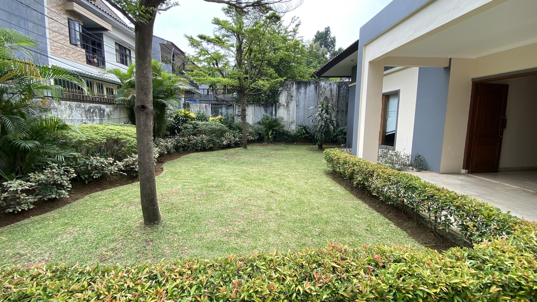 Beautiful house with big backyard in kemang