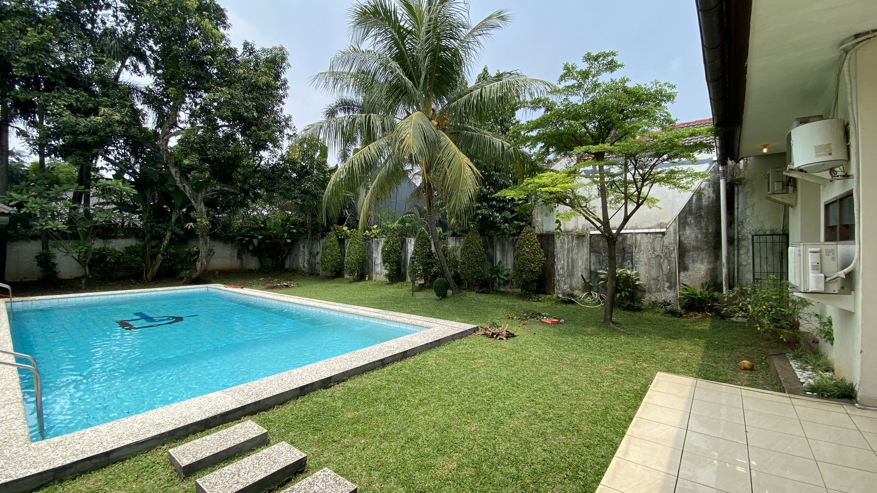 Beautiful house with big backyard in kemang