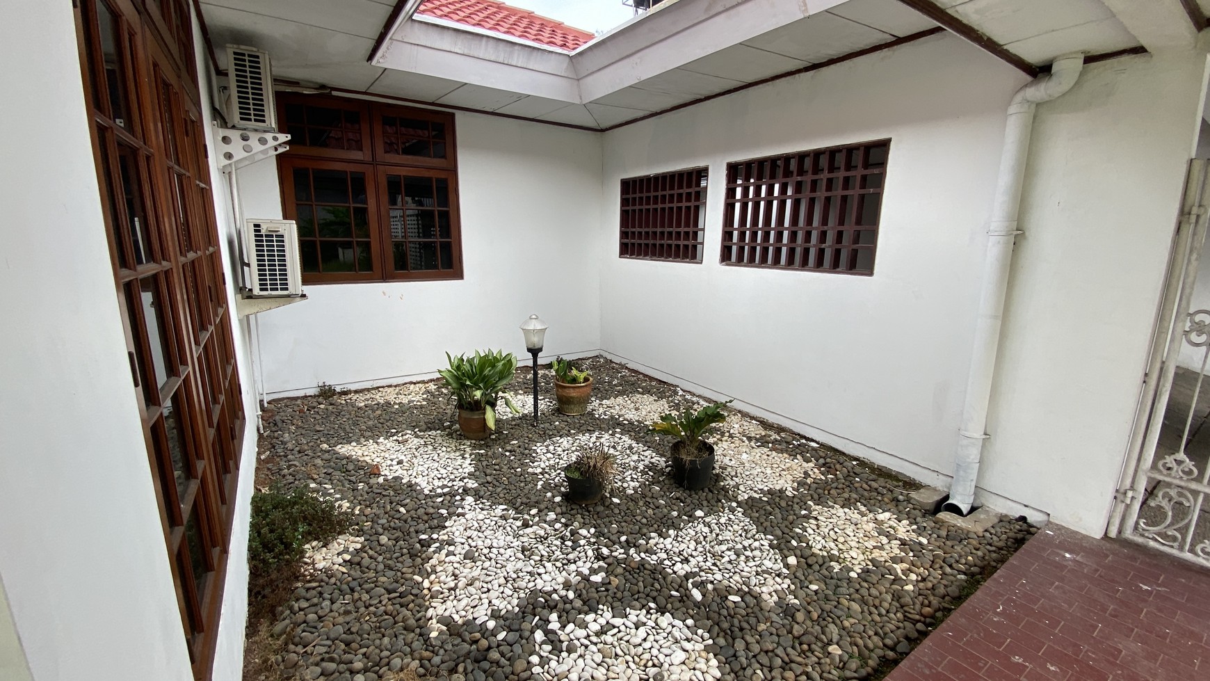 Beautiful house with big backyard in kemang