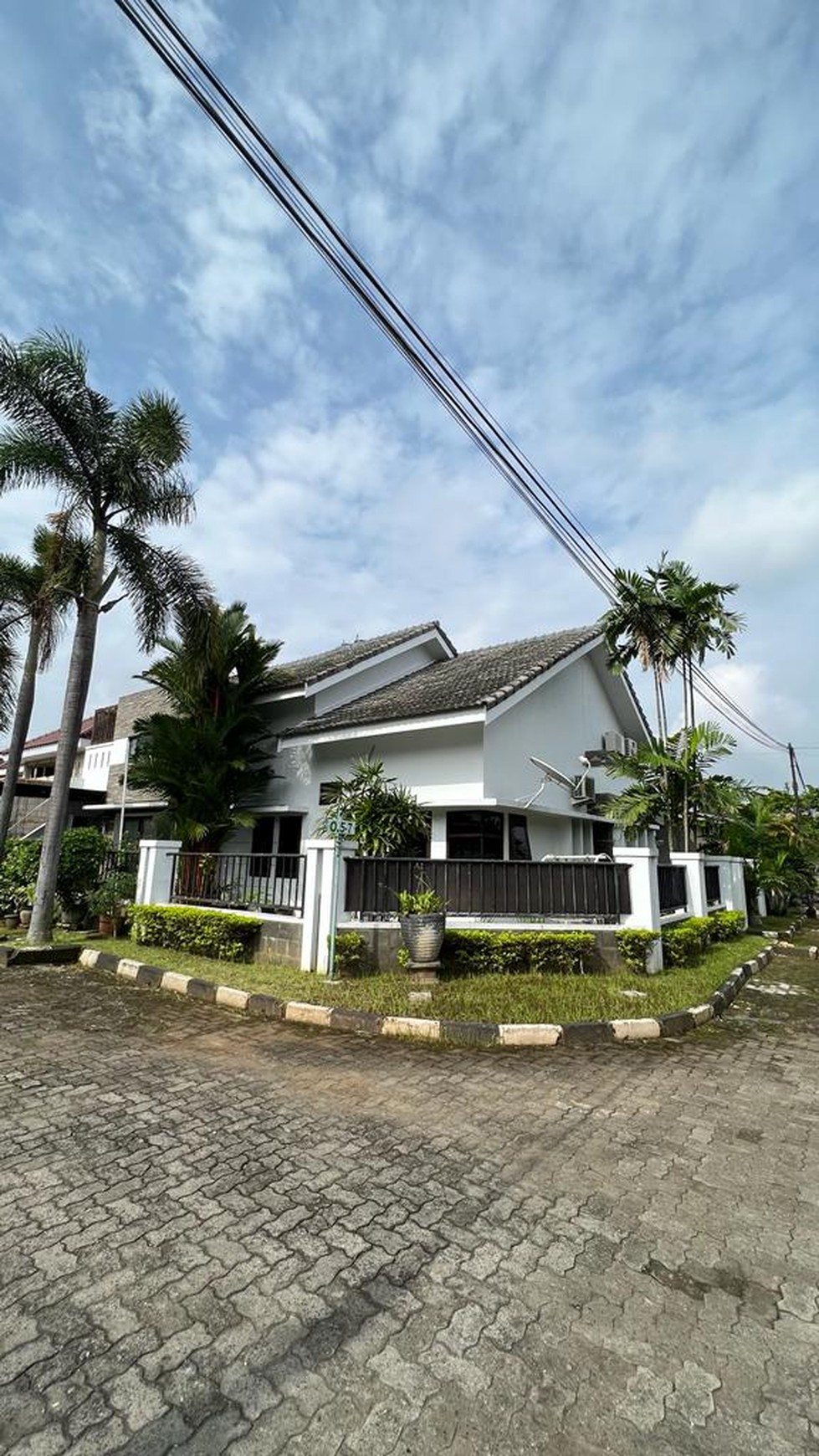 Rumah terawat di  Srondol Bumi Indah Semarang, hoek, 302m2, halaman luas, dekat kampus UNDIP tembalang