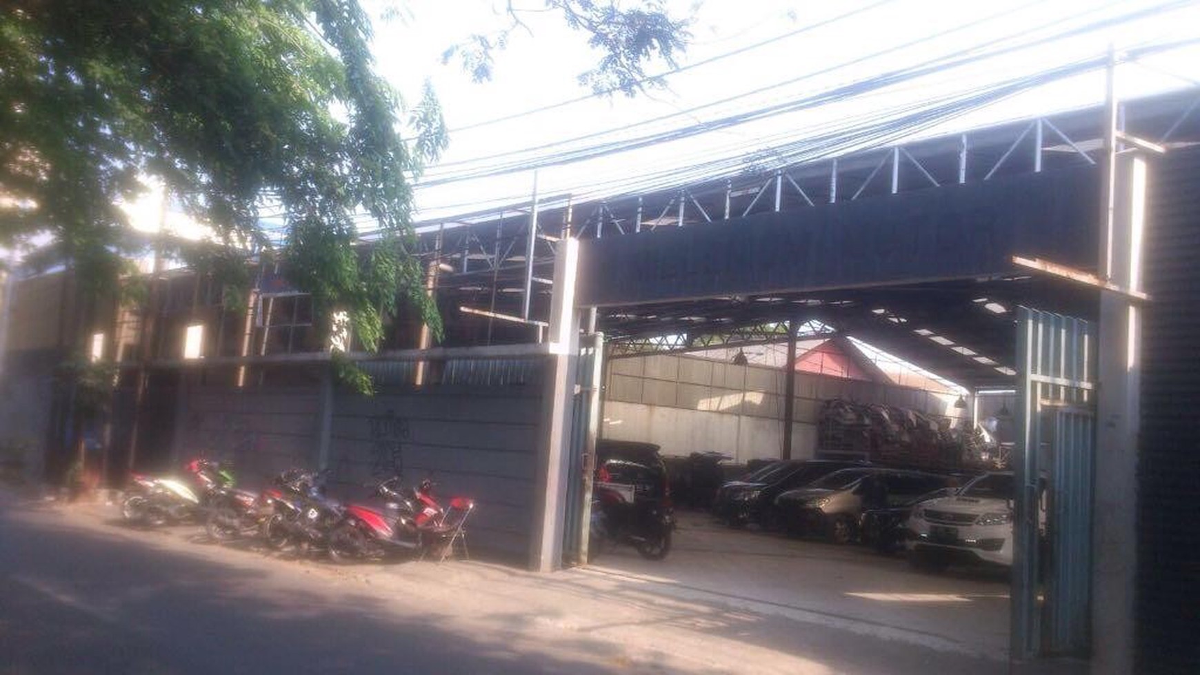 Tanah dan bangunan cocok untuk building, gudang, ruko, resto. Lokasi strategis di jalan raya