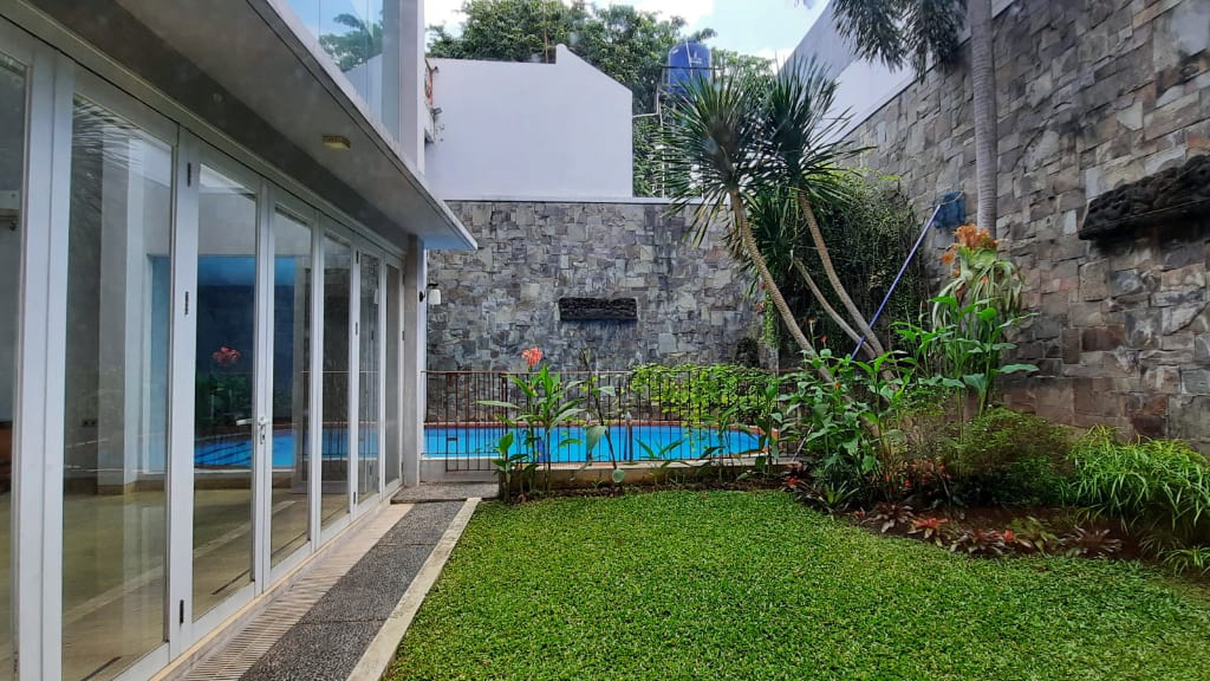 BEAUTIFUL AND COMFY HOUSE AT KUNINGAN AREA