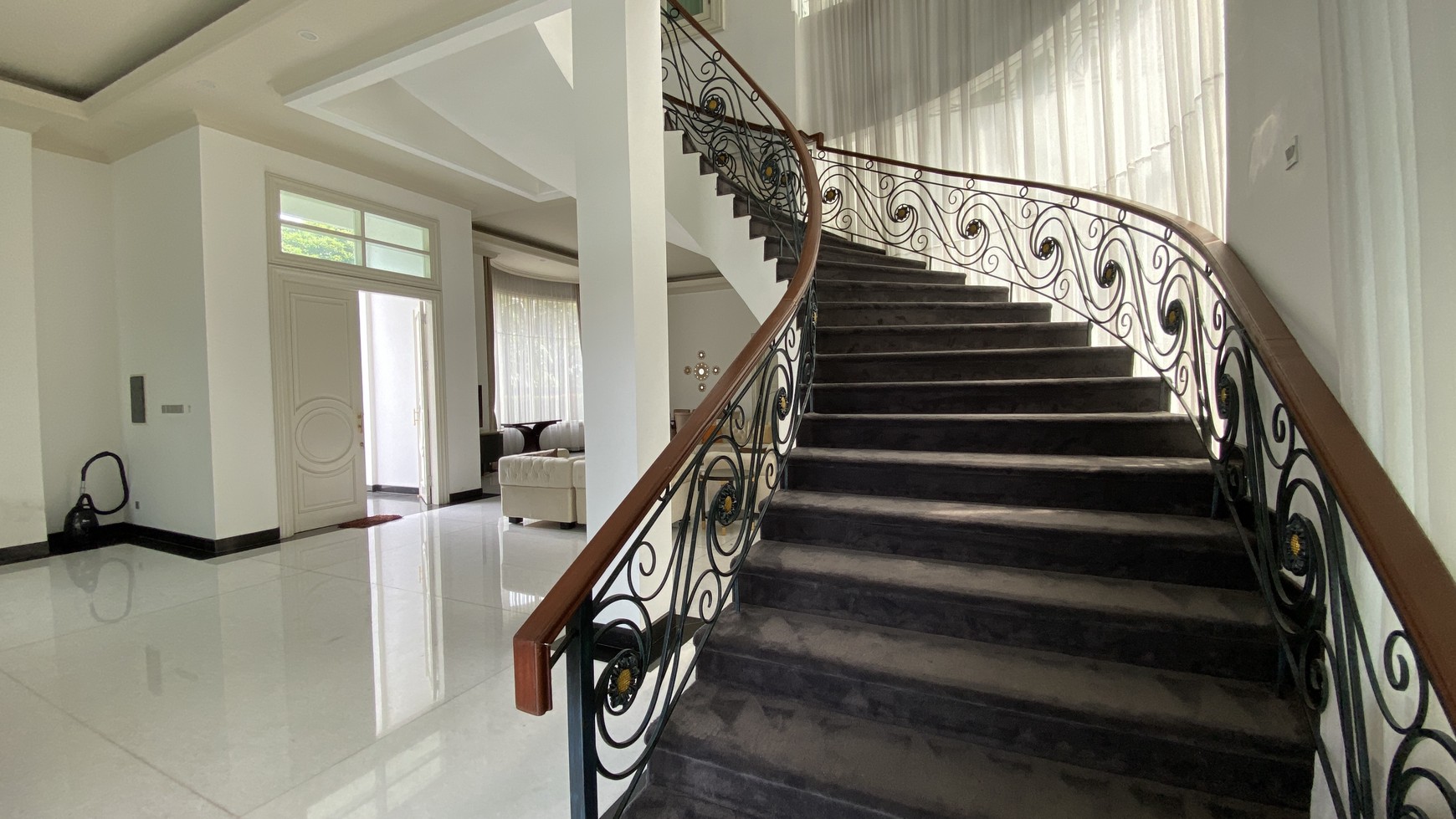 LUXURY  HOUSE AT KUNINGAN AREA, JAKARTA SELATAN