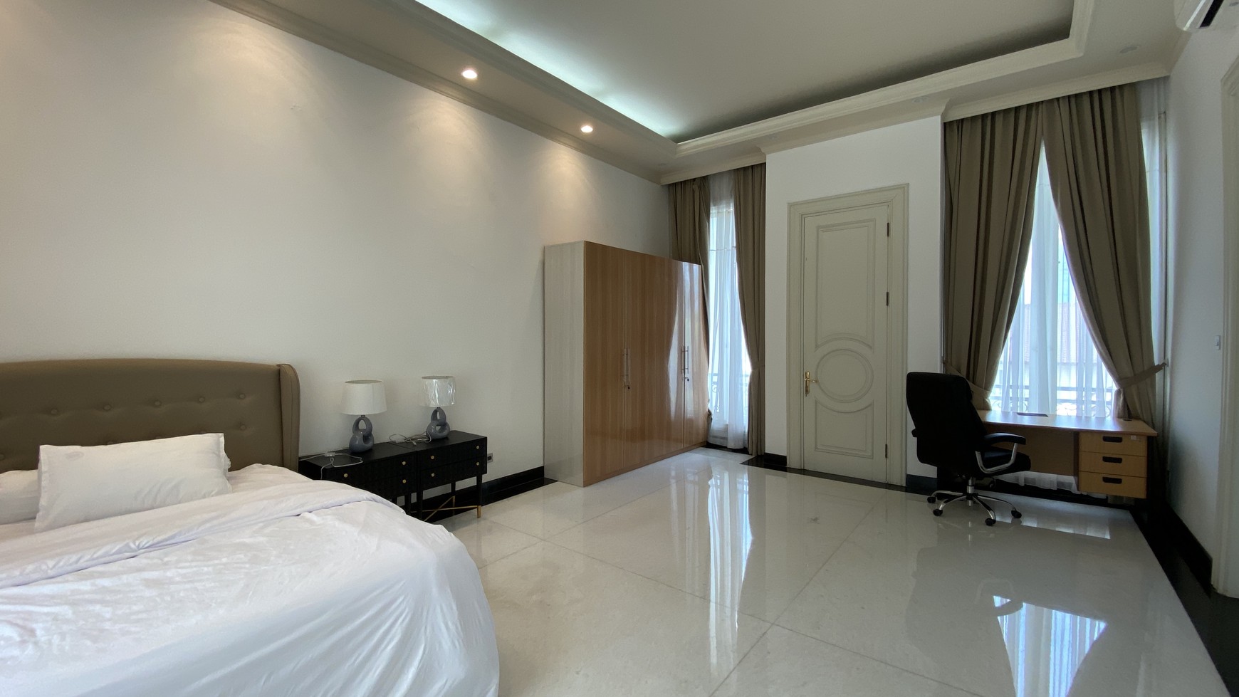 LUXURY  HOUSE AT KUNINGAN AREA, JAKARTA SELATAN