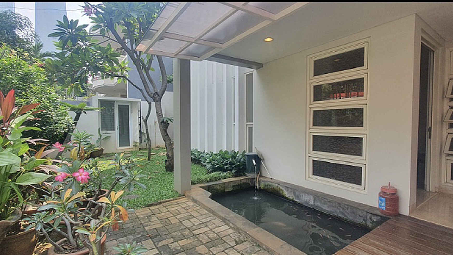 BEAUTIFUL AND COZY HOUSE in MEGA KUNINGAN