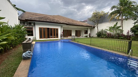 Beautiful and Comfy House with Big Garden at Pejaten Area