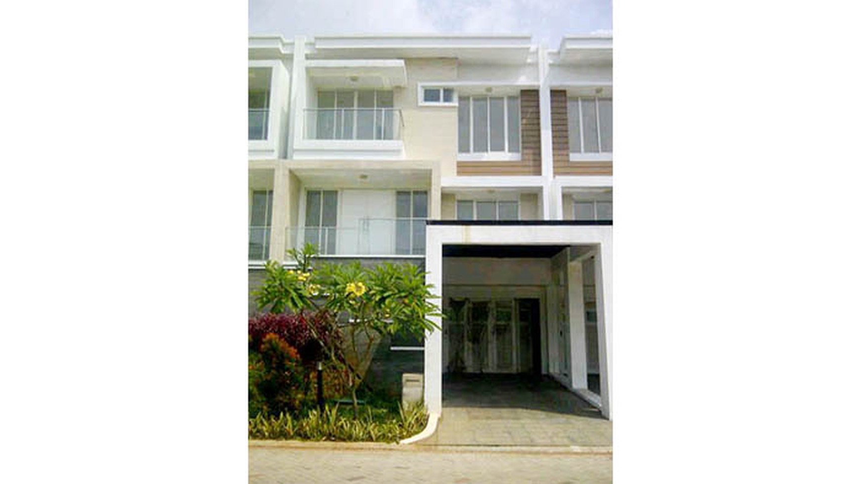 Rumah Golf Residence Kemayoran, Pinewood, Luas 8x25m2