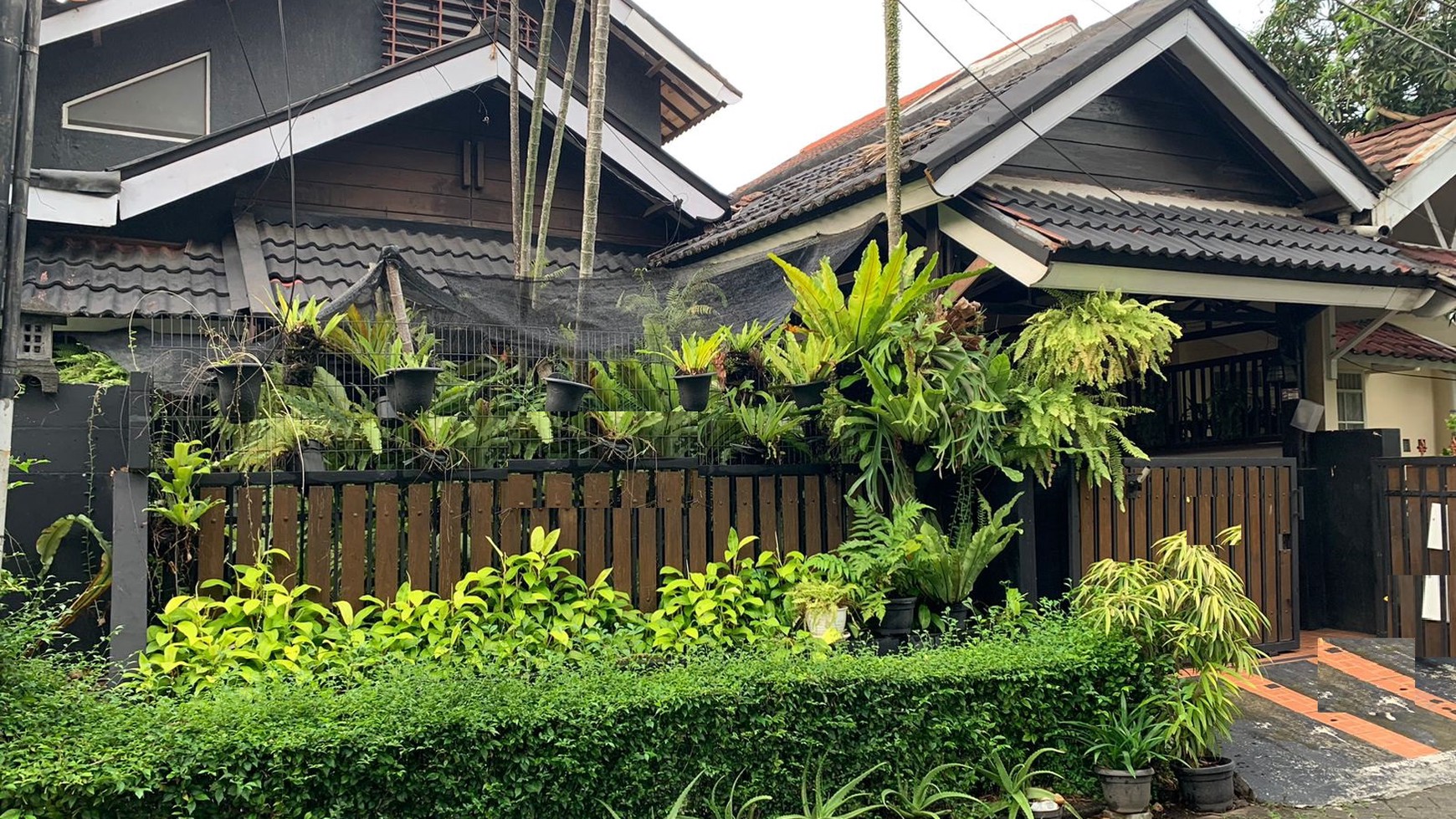 Rumah bangunan terawat, siap huni di Bintaro Sektor 5