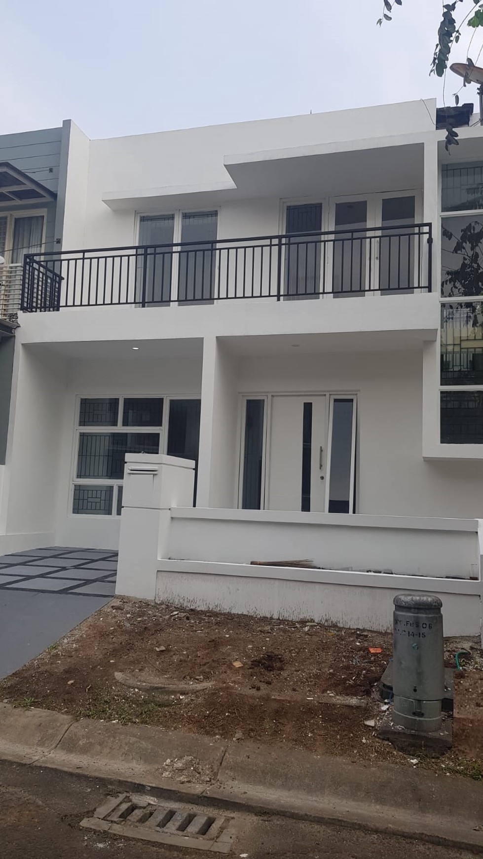 Rumah baru  renovasi , 2 lt, keamanan 24 jam, dalam Cluster di Bintaro Sektor 9, onegate system,  hrg nego, dekat dg freshmart , RS , Masjid , kuliner, shm.