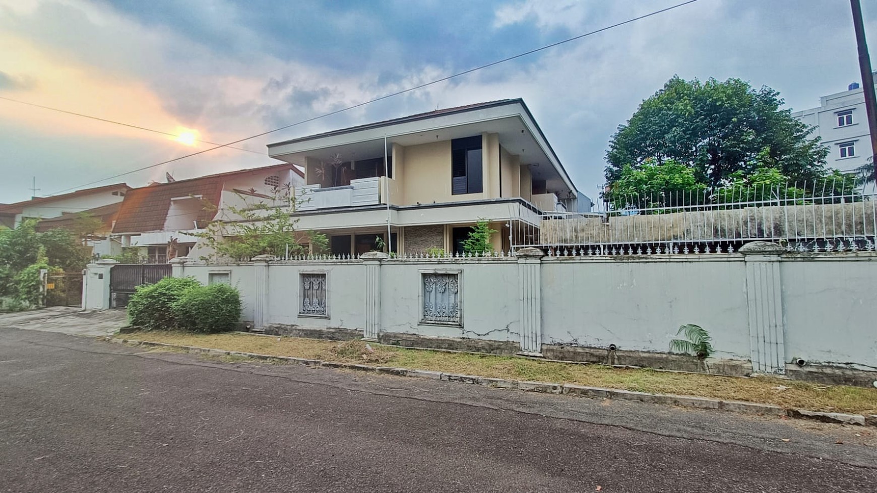 Rumah Hoek, area private, jalan lebar, taman luas 5 menit dr akses tol, 10 menit dari RS Siloam