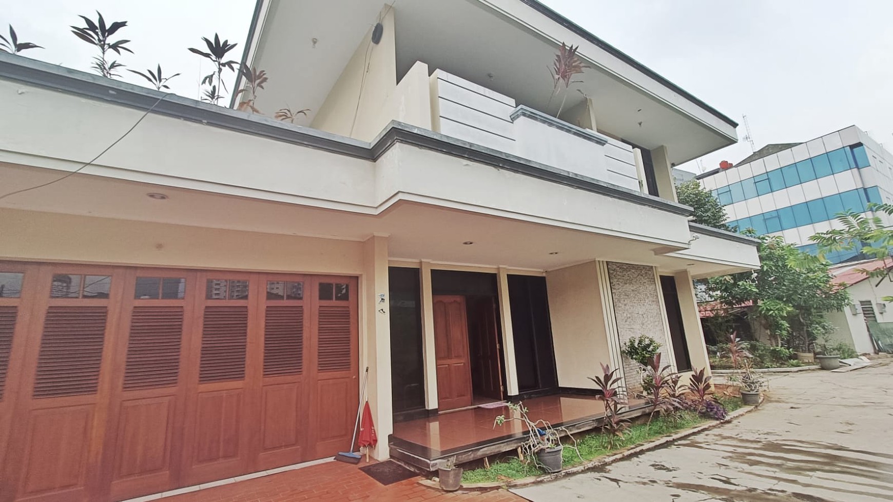 Rumah Hoek, area private, jalan lebar, taman luas 5 menit dr akses tol, 10 menit dari RS Siloam