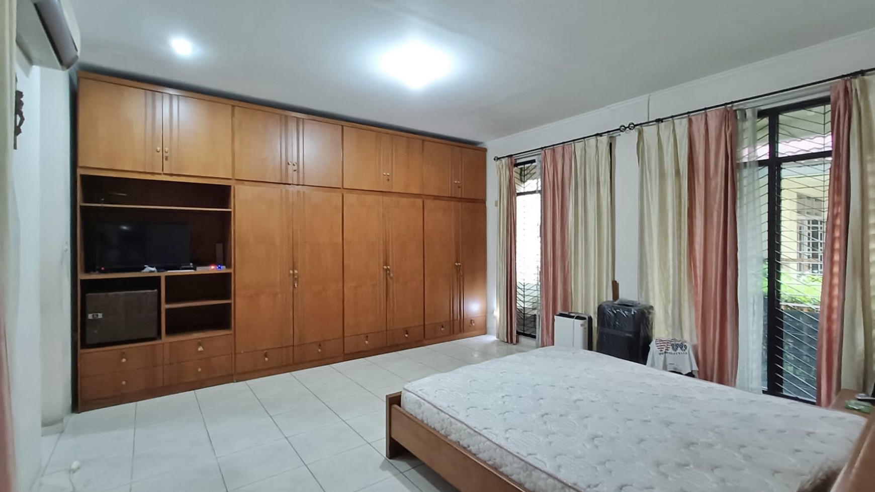 Rumah Hoek, area private, jalan lebar, taman luas 5 menit dr akses tol, 10 menit dari RS Siloam