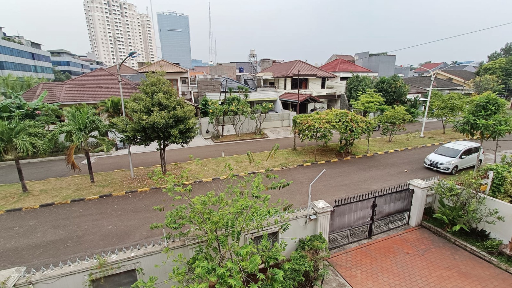 Rumah Hoek, area private, jalan lebar, taman luas 5 menit dr akses tol, 10 menit dari RS Siloam