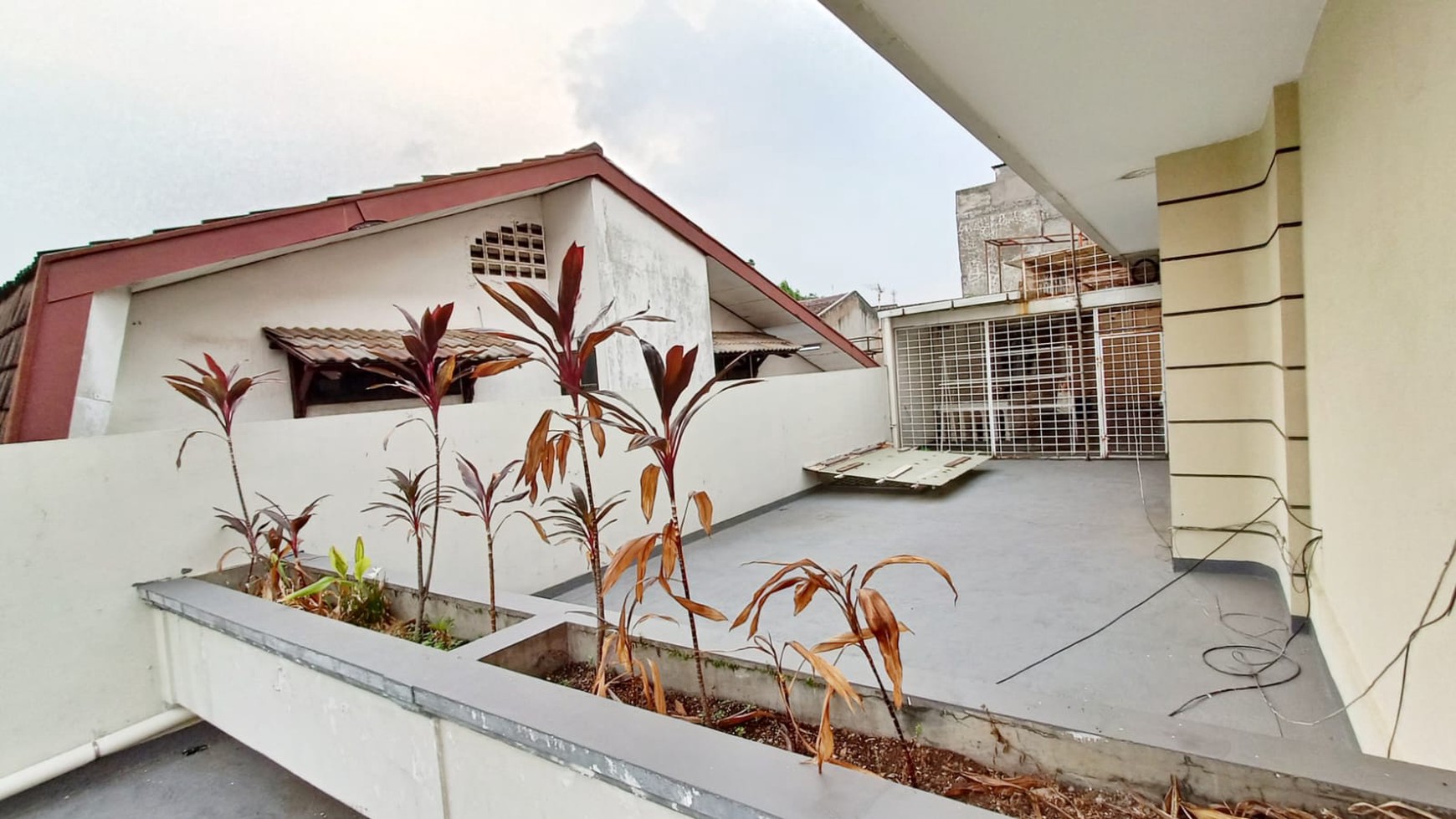 Rumah Hoek, area private, jalan lebar, taman luas 5 menit dr akses tol, 10 menit dari RS Siloam