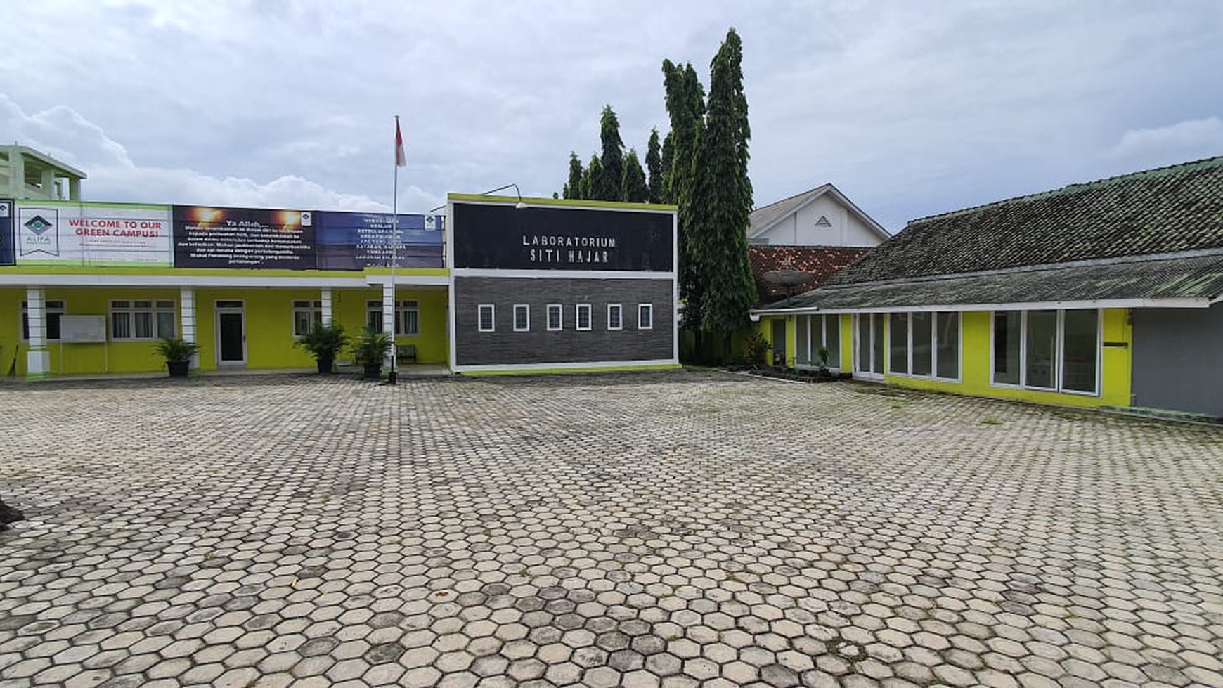 Gedung Kampus lengkap dengan kelas dan asrama di Sidoharjo Pringsewu