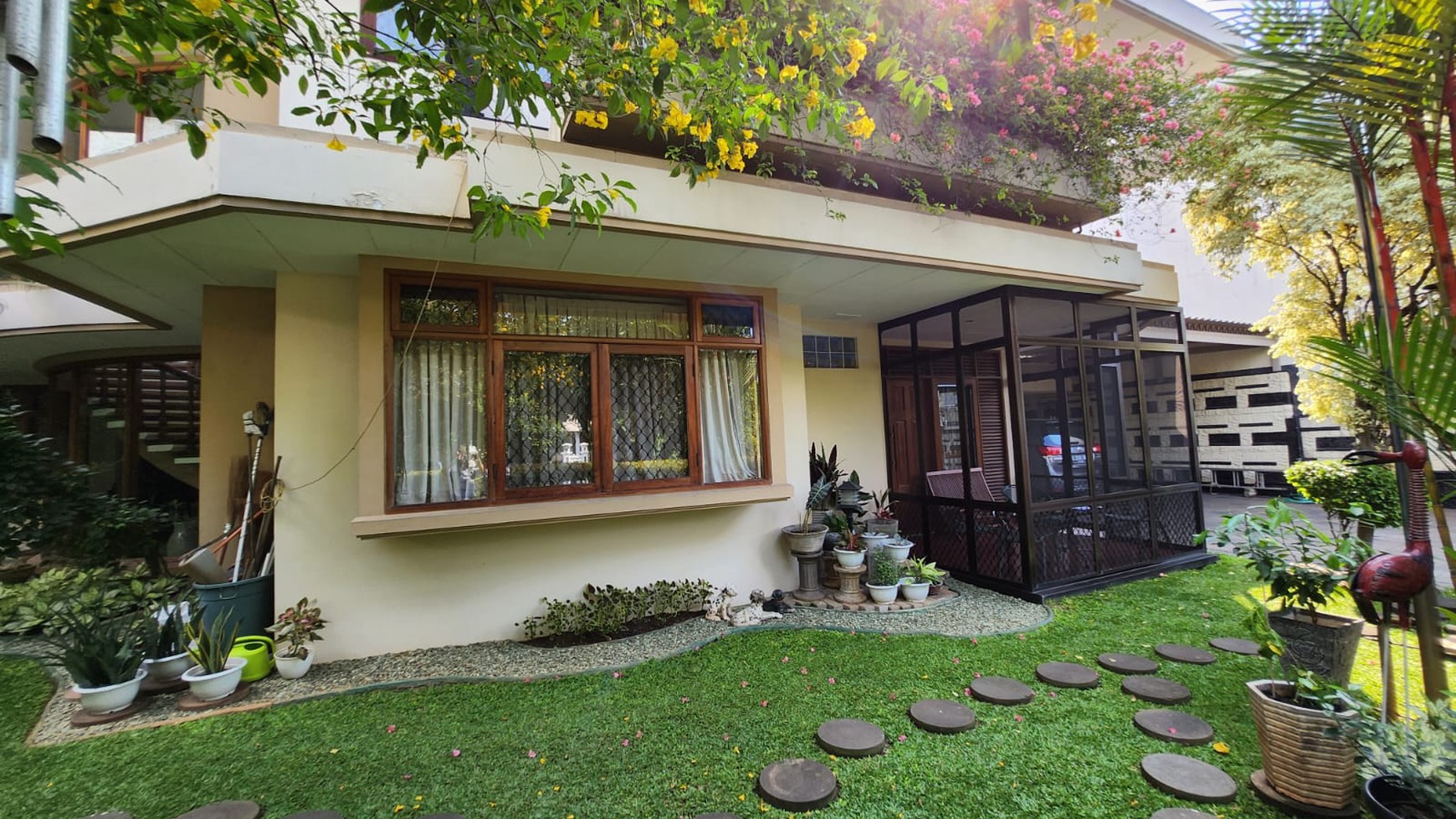 DIJUAL RUMAH MEWAH ASRI SEMI FURNISH