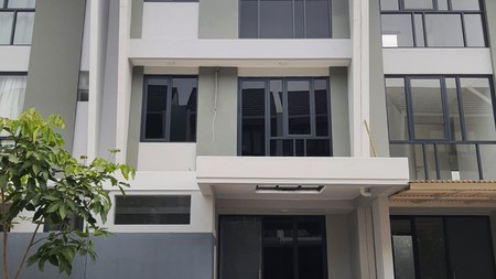 Dijual Rumah 3 lantai di Royal Residence Serenade Surabaya