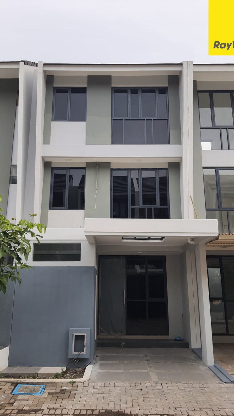 Dijual Rumah 3 lantai di Royal Residence Serenade Surabaya