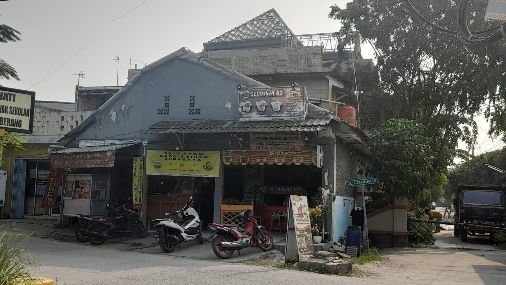 RUMAH LOKASI PINGGIR JALAN DENGAN RUANG USAHA DI GRAHA ASRI JABABEKA RESIDENCE CIKARANG