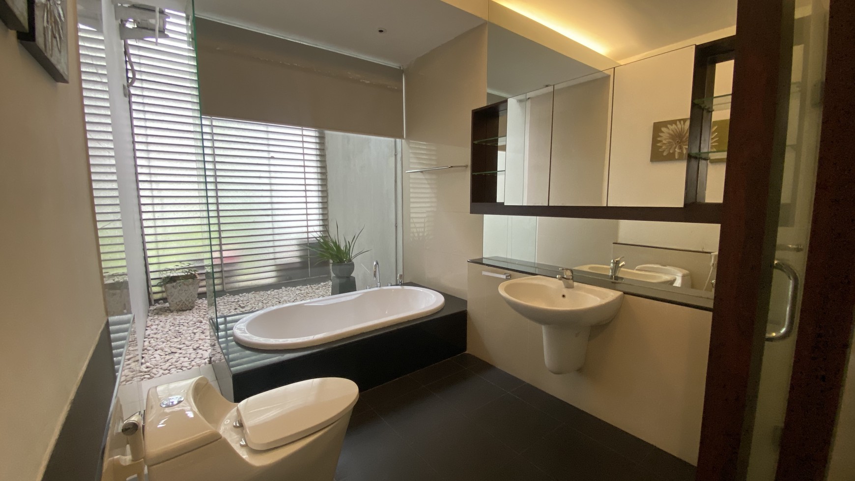 Rumah 2 Lantai Modern Tropical di Wijaya, Kebayoran Baru, Jakarta Selatan