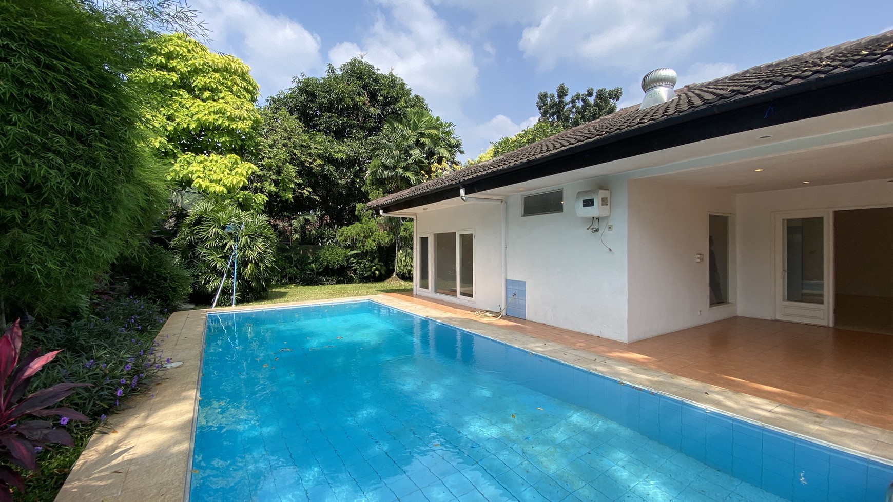 Beautiful house with Big Back Garden at Kemang