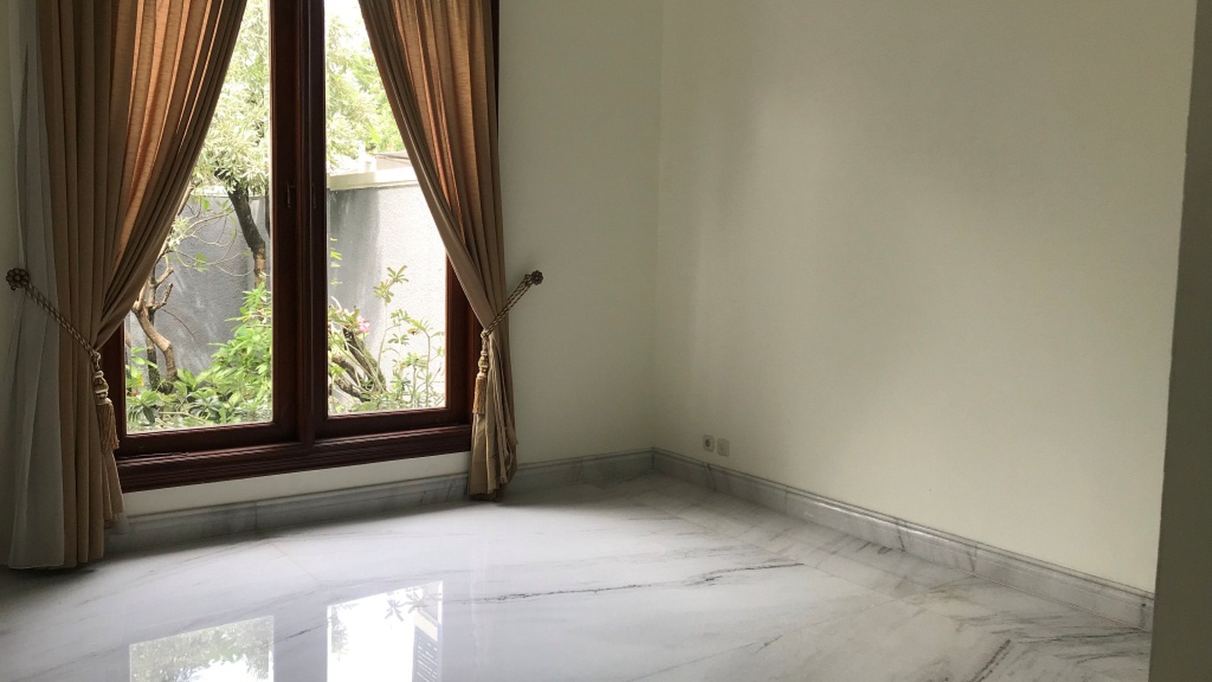 Beautiful Townhouse For Rent at Ampera