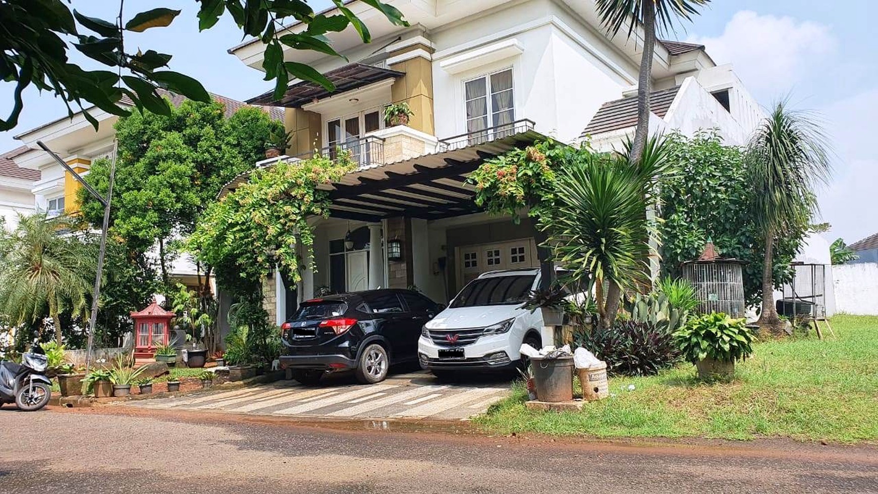 Rumah ada kolam renang ,Grand Wisata, Tambun - Bekasi