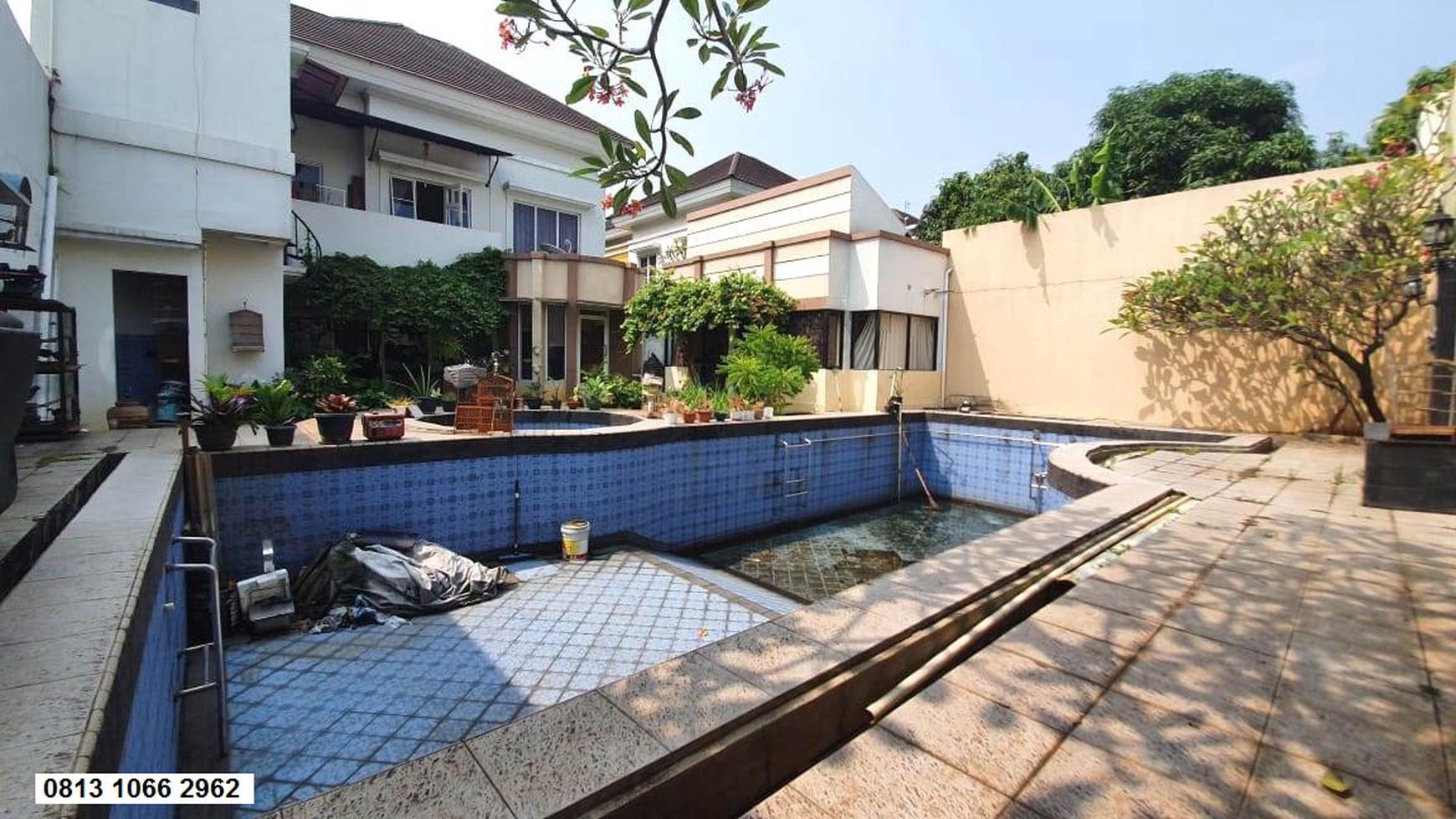 Rumah ada kolam renang ,Grand Wisata, Tambun - Bekasi