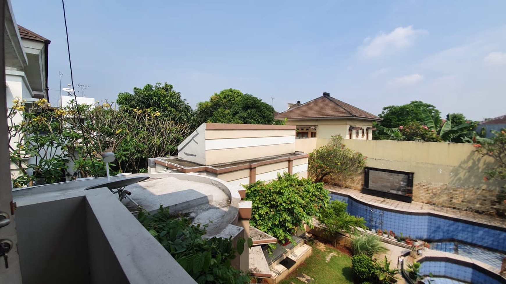 Rumah ada kolam renang ,Grand Wisata, Tambun - Bekasi