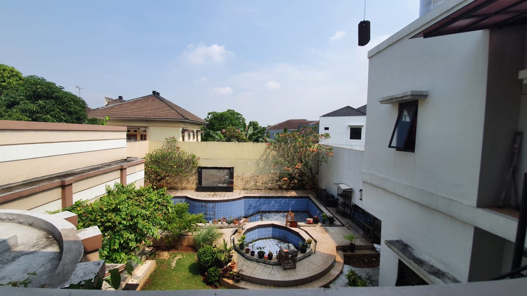 Rumah ada kolam renang ,Grand Wisata, Tambun - Bekasi