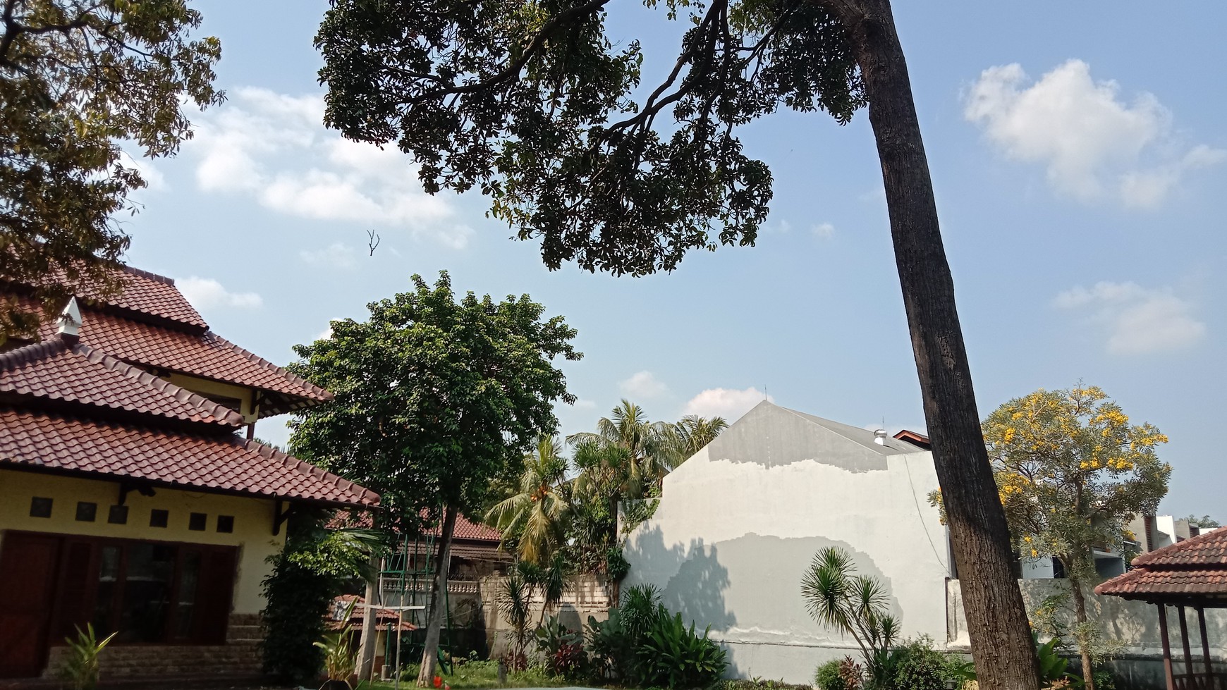 BIG AND NICE HOUSE WITH BIG GARDEN AND POOL, SUITABLE FOR RESIDENSIAL @KEMANG, SOUTH JAKARTA