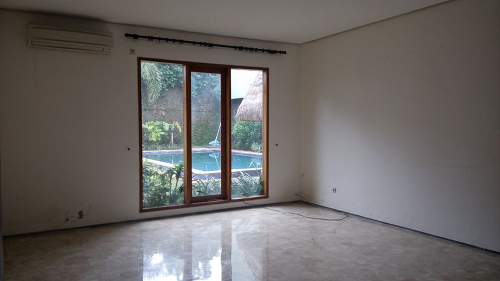 Beautiful house in Kemang with huge Backyard