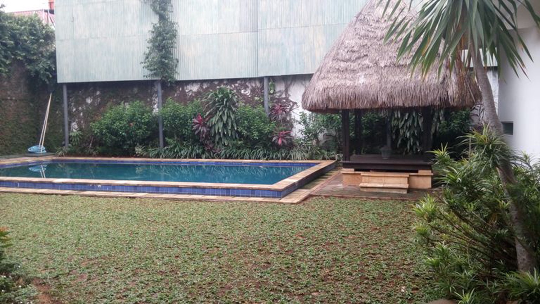 Beautiful house in Kemang with huge Backyard