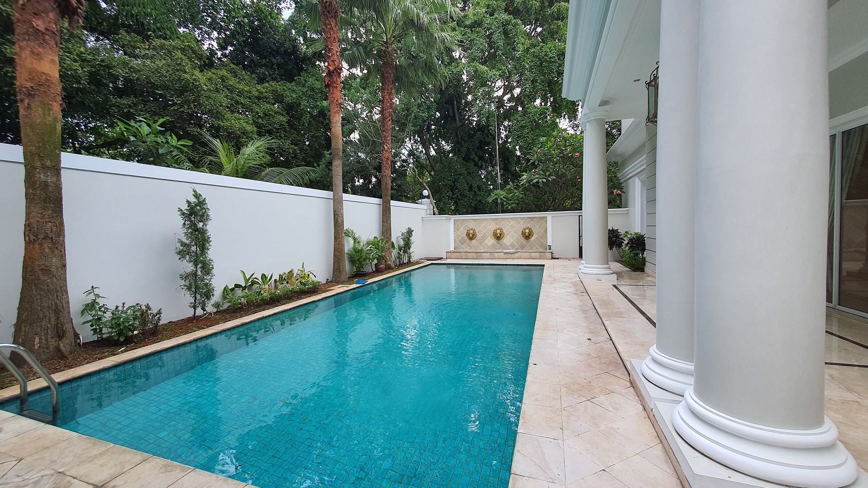 Bright and Luxurious House in Senopati