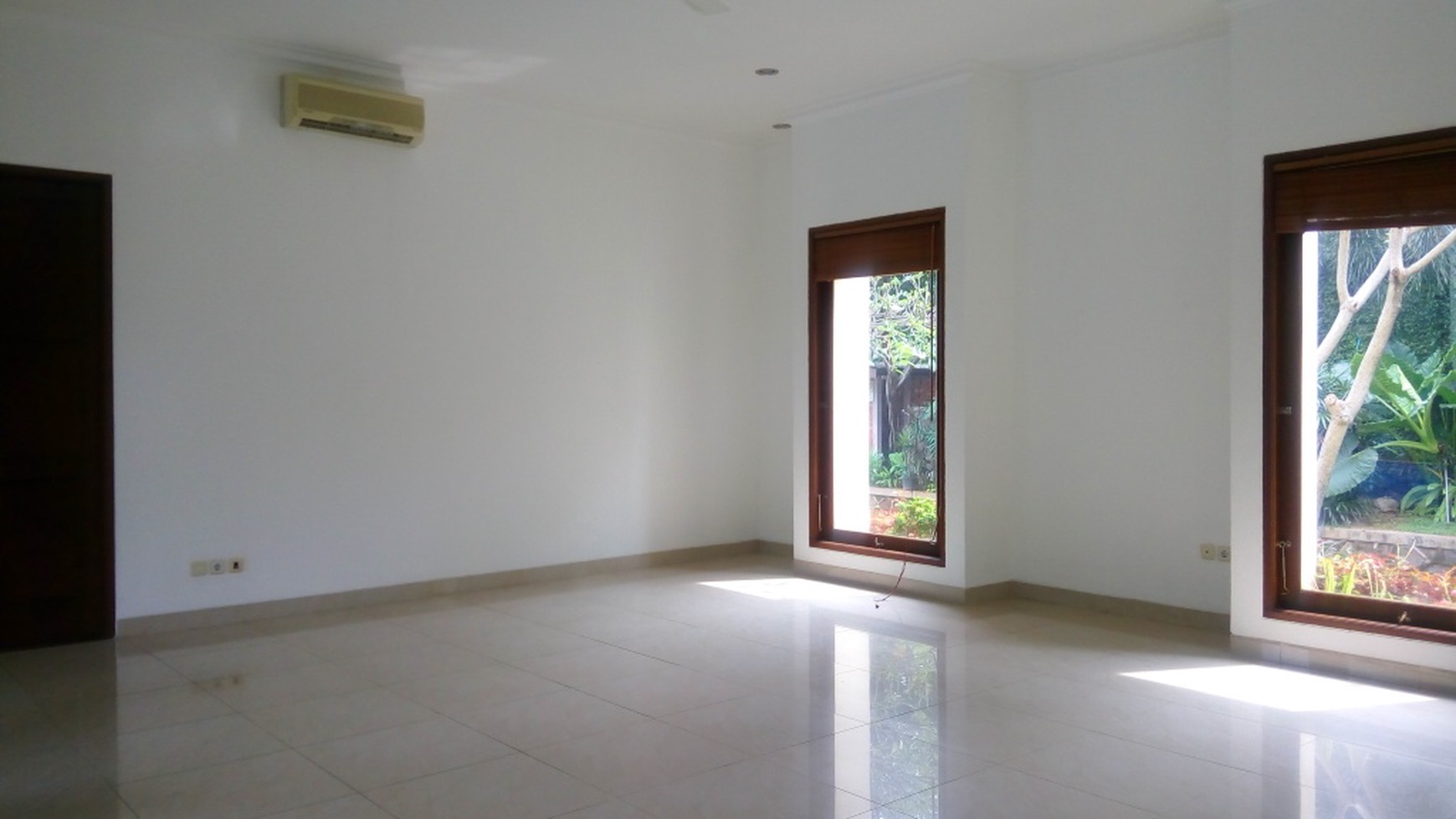 Comfortable and beautiful town house in area Pejaten for expatriat and others " The Price Can Be Negotiable "