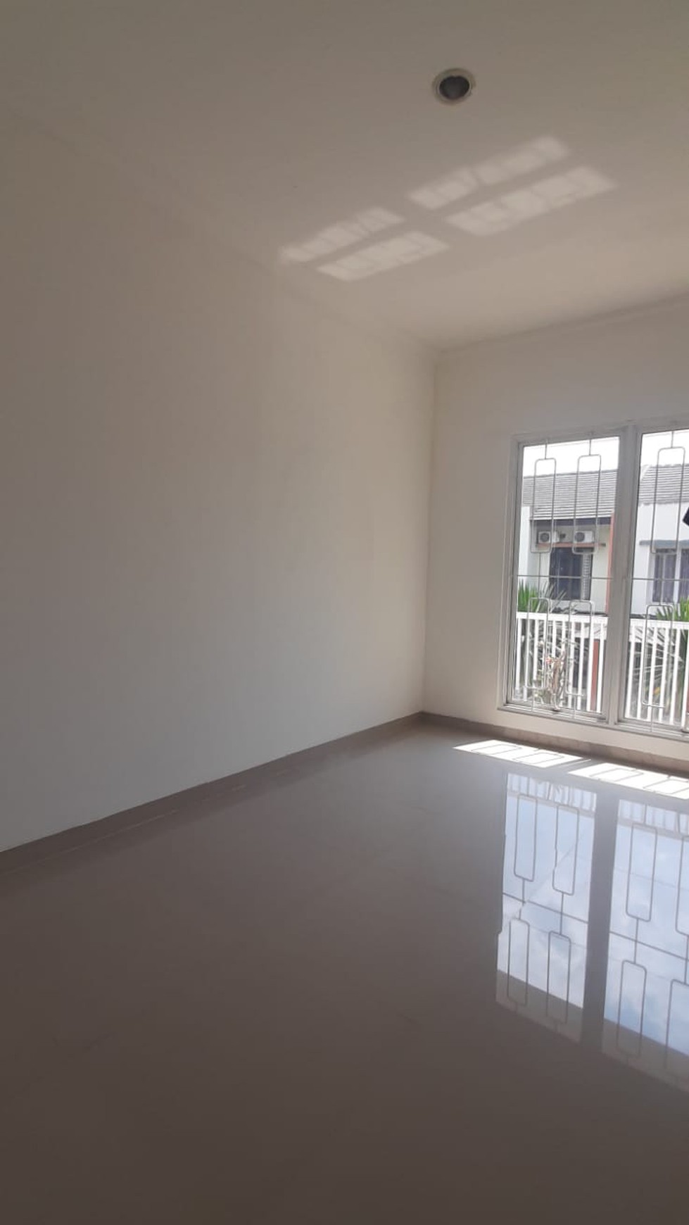 Rumah Manis Minimalis Diarea Cluster Emerald Bintaro Dekat Toll JORR