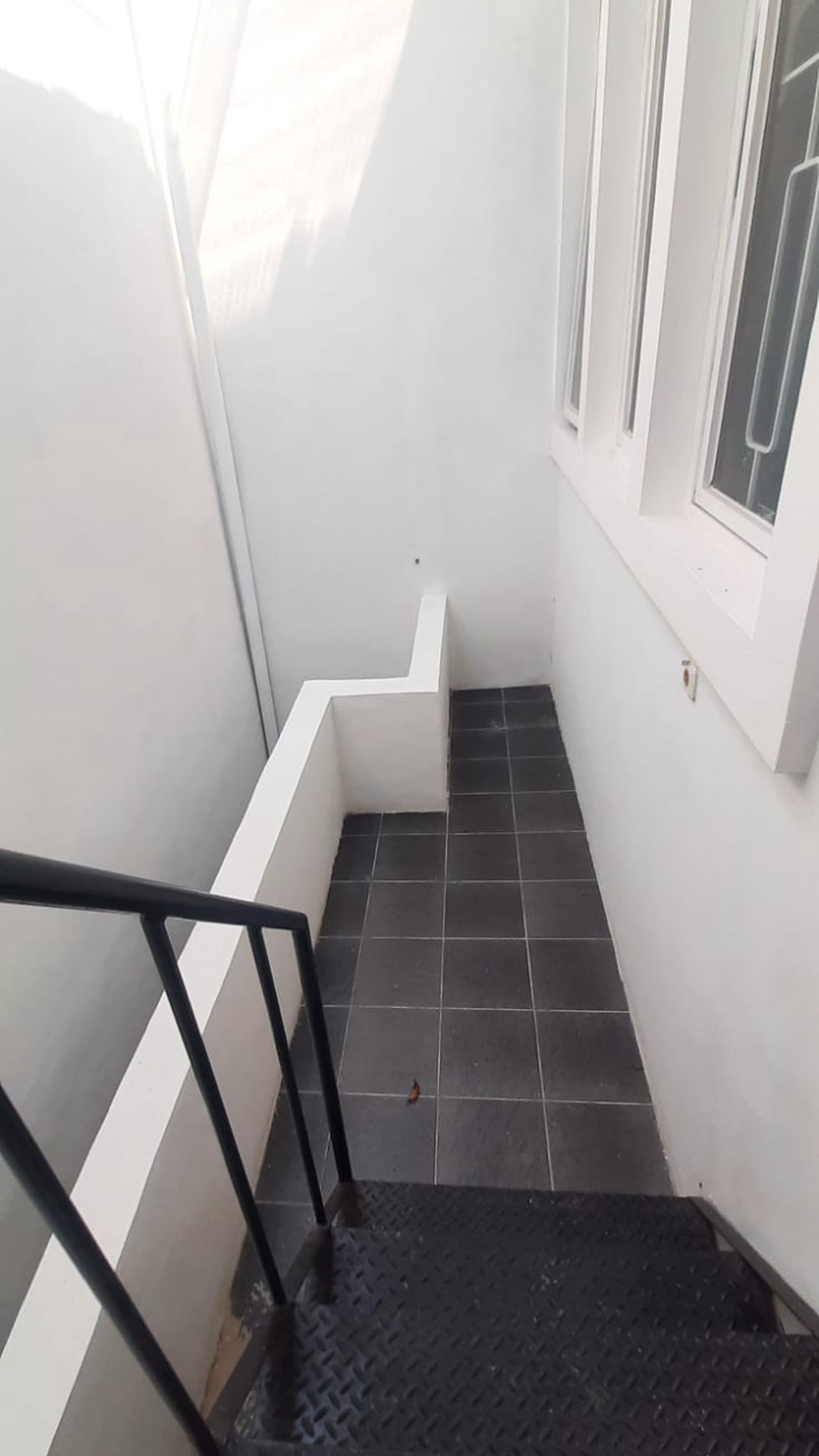 Rumah Manis Minimalis Diarea Cluster Emerald Bintaro Dekat Toll JORR