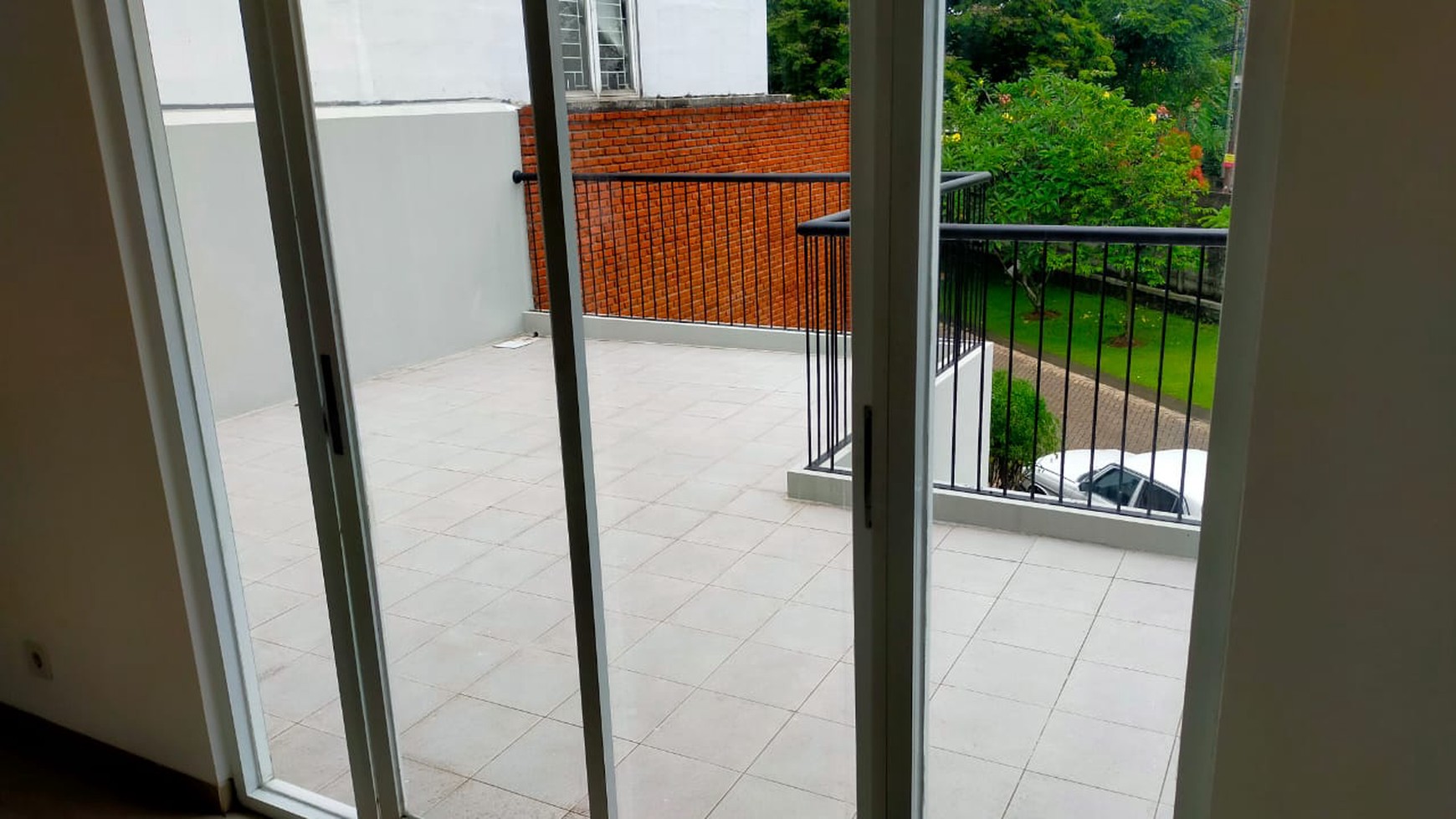 Hunian Keren Diarea Cluster Emerald Bintaro Jaya 9, Akses Toll Parigi-JOR