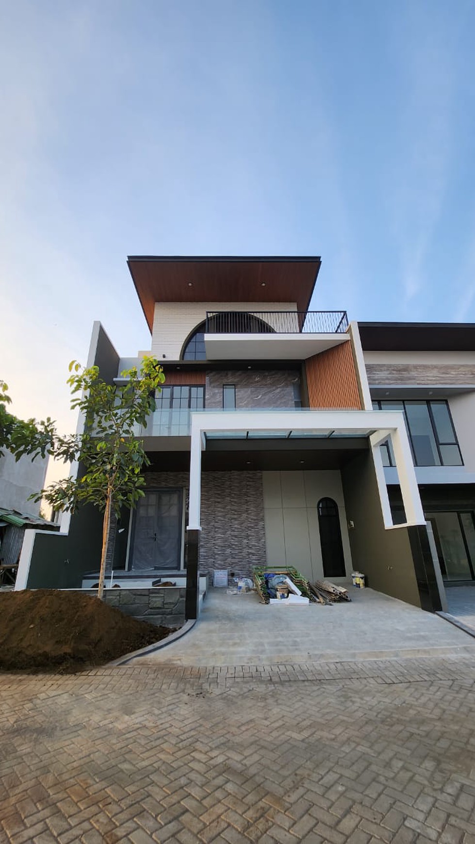 Rumah Baru Woodland Citraland New ATTIC ROOFTOP Design plus GROHE Sanitary , VERTICAL Garden  Siap Huni