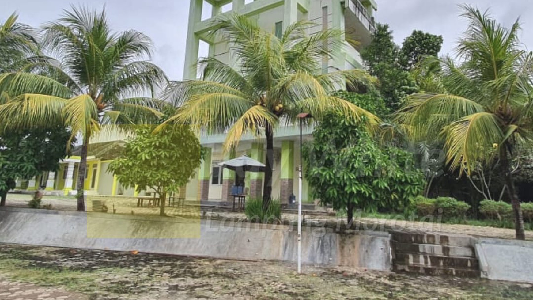 Bangunan Gedung dengan Lahan Luas di Jalan Ahmad Yani Pringsewu Lampung