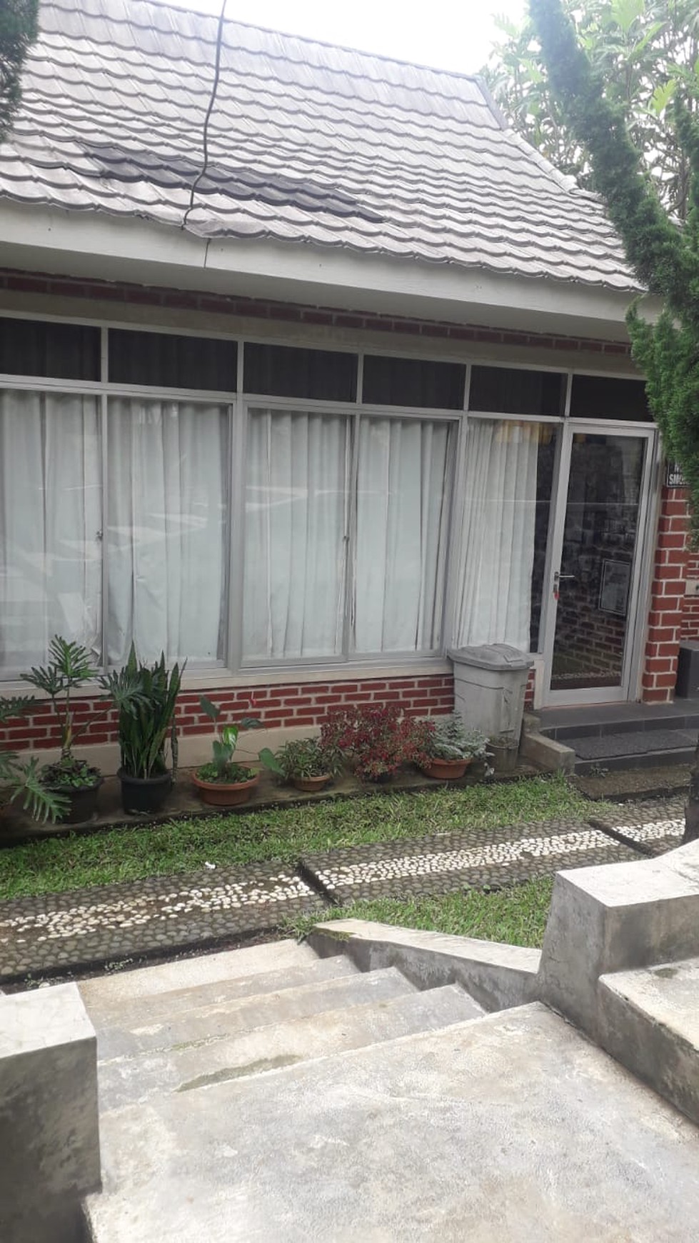 Rumah dengan halaman luas di Ciwedey Bandung