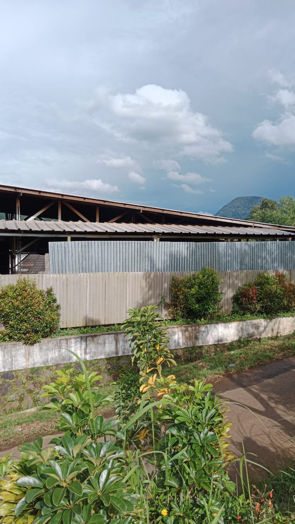 Rumah dengan halaman luas di Ciwedey Bandung